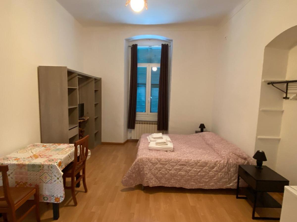 Cavour Guest House Вентимилья Экстерьер фото